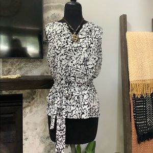 Banana Republic Blouse w/Tie Detail - Size 6